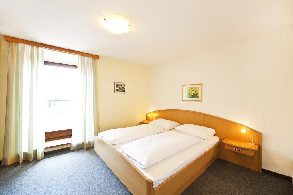 Hotel Pension Hasslhof Kaltern Zimmer foto